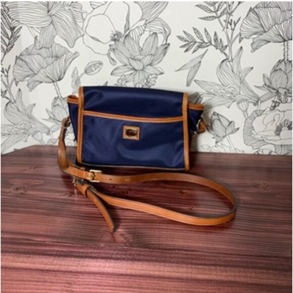 Women's Dooney & Bourke Wayfarer Flap Nylon Crossbody, Blue, EUC! - Picture 3 of 4